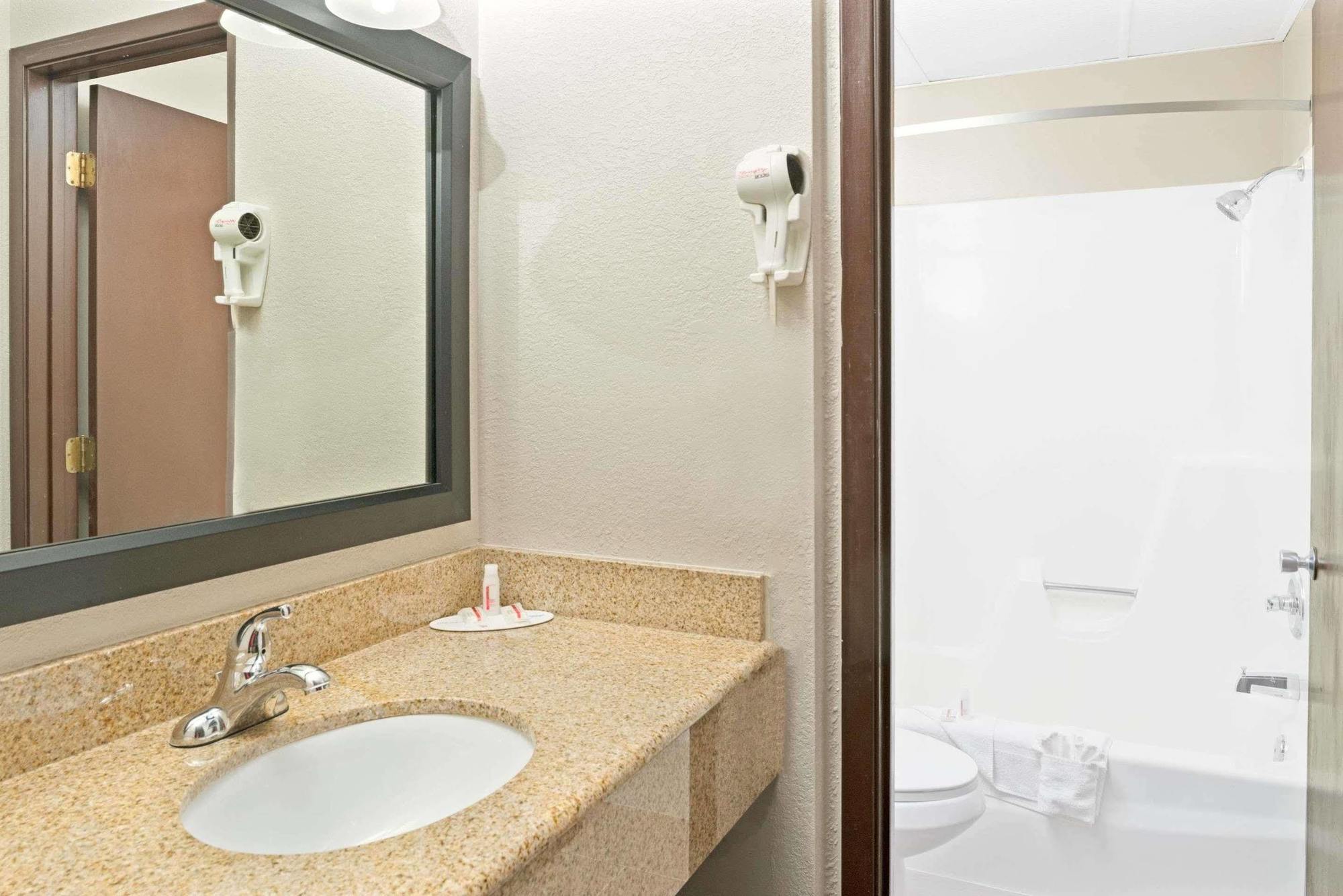 Super 8 By Wyndham Walnut Hotel Luaran gambar